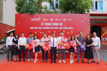 Lễ trao xe cho nhà phân phối xuất sắc năm 2024